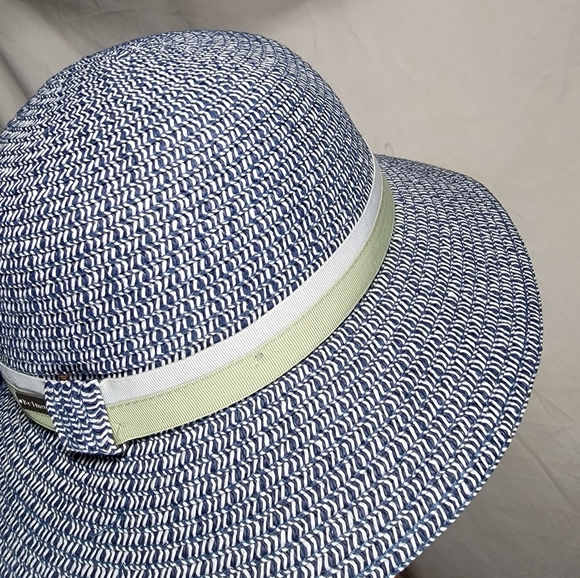 Beautiful NWOT Betmar Jess style sun hat in blue & white poly braid. New no tags - Picture 4 of 10